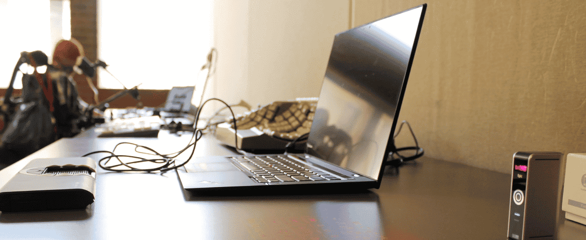 Laptop on desk with screenreader